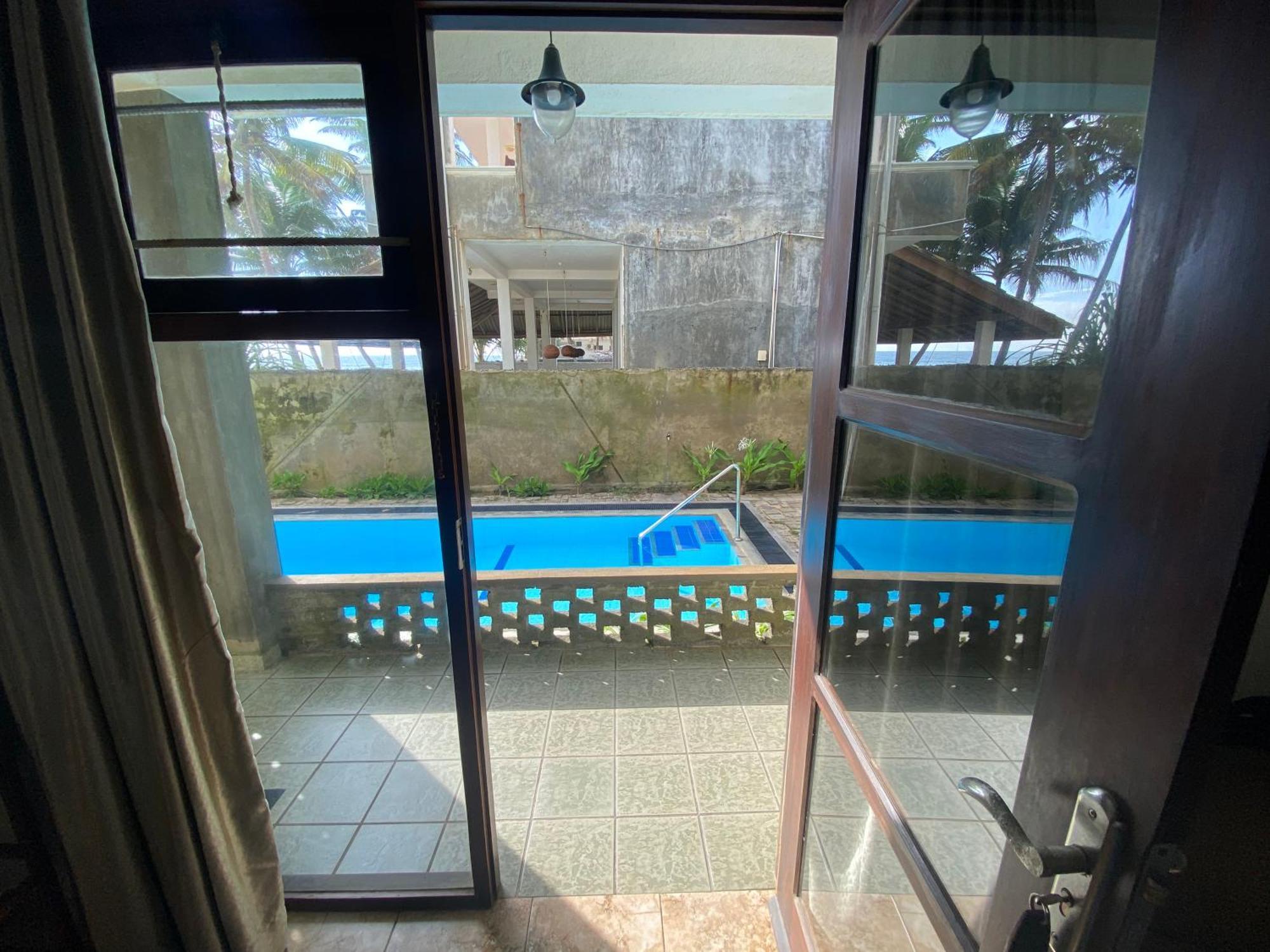 Mirage Beach House At Morava Court Хикадува Екстериор снимка